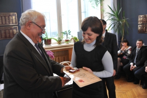 Ю.В. Гуляев вручает награду лауреату